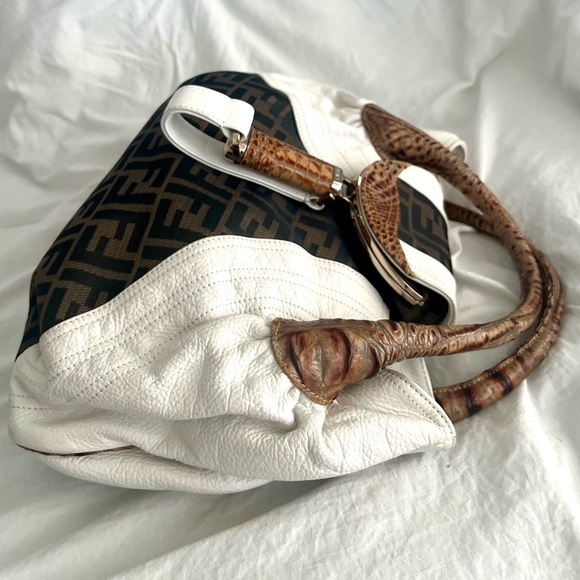 👑✅PRICE FIRM✅ Beautiful Large White and Brown Spy Bag - Picture 4 of 17